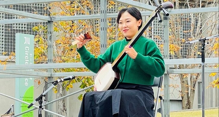 JIUフェスティバルで福祉総合学科卒業生の陳治宇さんが津軽三味線を演奏