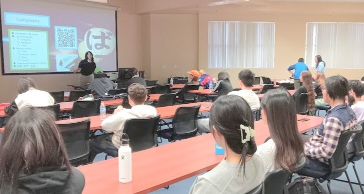 書道で交流（カリフォルニア大学リバーサイド校）