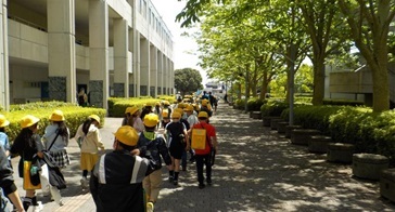 東金市立東小学校児童104人が校外学習で訪れました