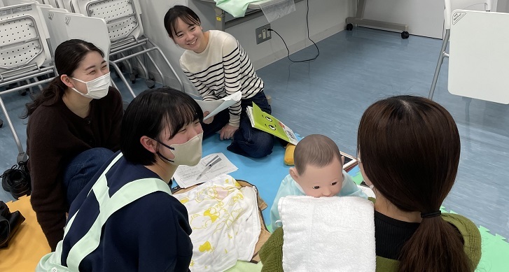 保健師活動の演習風景を紹介します。