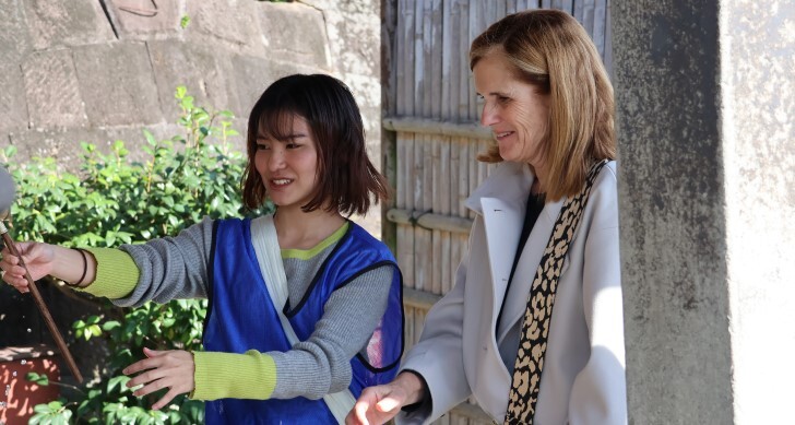 成田山新勝寺にて英語ガイド　観光学部生8名が実践