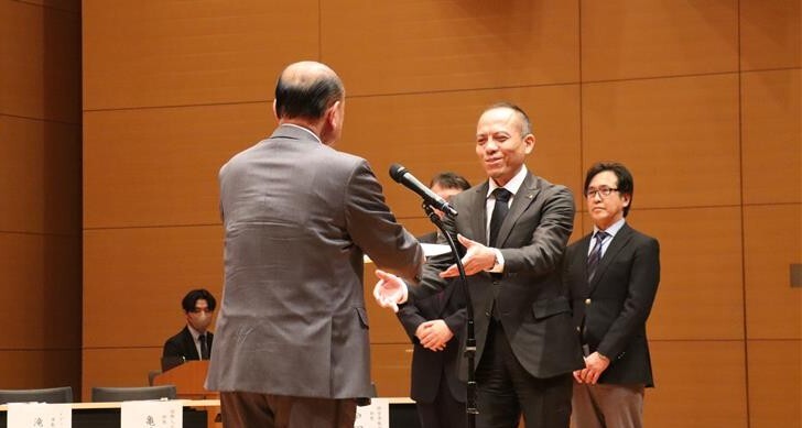 新倉 雄一教授が倉林 眞砂斗学長から表彰されました