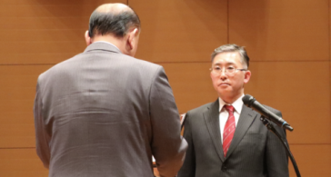 新垣 知輝准教授が倉林 眞砂斗学長から表彰されました