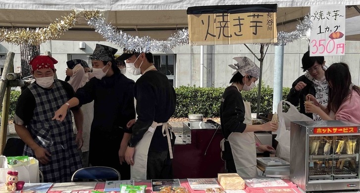 大学祭にマルシェを出店し、出身地の名産品と焼き芋を販売！