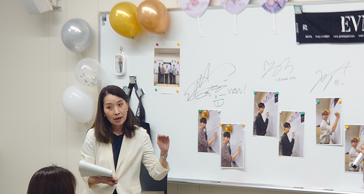 人気K-POPグループのマネージャーは、メディア学部の卒業生！― K-POPの最前線で活躍する卒業生が、仕事のリアルを語る