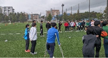 スポーツ理学療法を現場で学ぶ｜理学療法学科学生がサッカー部トレーナー活動を研修