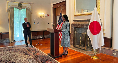Spelman student Kenya Handfield delivering a speech at the US Embassy Tokyo as Ambassador Emanuel Rahm looks on