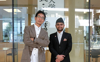 論文指導教員の村松伸特任教授（左）とPAUDYAL SUSHILさん