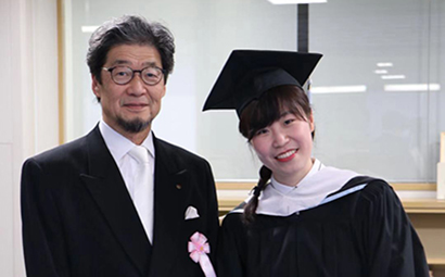 卒業式に指導を受けた田中孝明教授（左）と撮影する葉紫さん