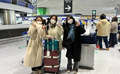仁川大学校へ出発予定の3名、空港での様子