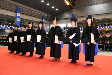 学位記を授与された大学院修了者