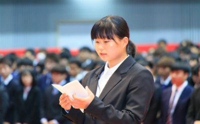 新入生代表宣誓を行う樋口暖珠さん