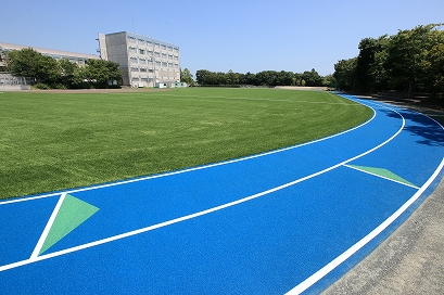 人工芝のソフトボール場と陸上トラック