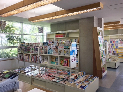 紀伊国屋書店内観