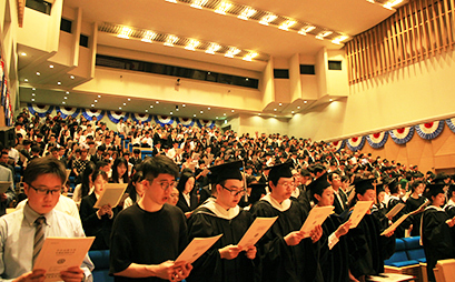 多くの外国人留学生を含む卒業生