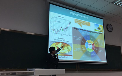 瀋陽薬科大学で講演を行う杉林学長 
