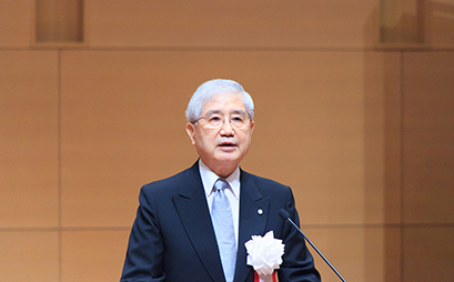 祝辞を述べる上原明理事長
