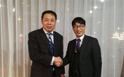 杉林学長と握手する瀋陽師範大学 韓 国海副学長