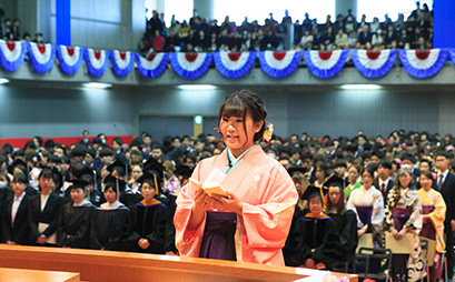 卒業生を代表して答辞を述べる小松友莉香さん
