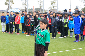 力強く選手宣誓をする前年度優勝チームの増穂FC