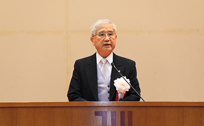 祝辞を述べる上原明理事長
