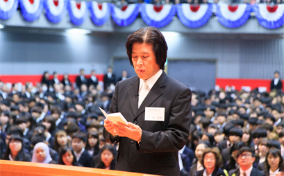 父母代表挨拶を述べる大八木利武さん
