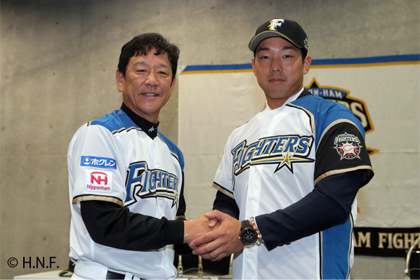 北海道日本ハムファイターズの入団会見に臨む宇佐見選手（右）と栗山英樹監督