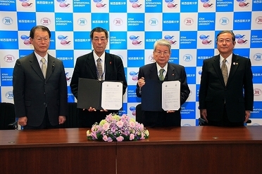 左から、石橋清孝 千葉県議、井垣実 千葉県立農業大学校校長、柳澤伯夫 城西国際大学学長、志賀直温 東金市長