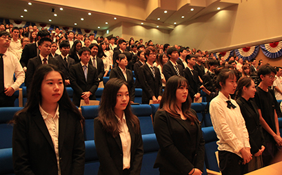 多くの外国人留学生を含む卒業生が学び舎を巣立ちました
