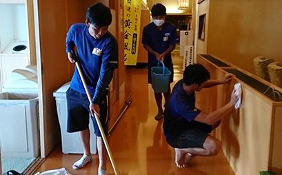 浴室・浴槽の清掃作業を行う本学ボランティア学生