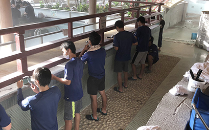 浴室・浴槽の清掃作業を行う本学ボランティア学生