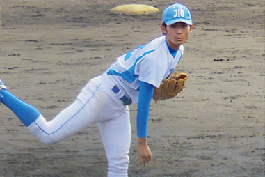 力投する久保田虎汰投手（観光学部3年、愛媛県立松山商業高等学校出身）