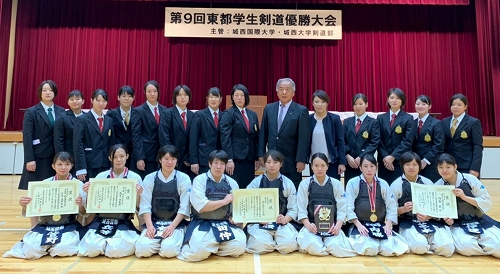 女子剣道部員が勝利を噛み締める