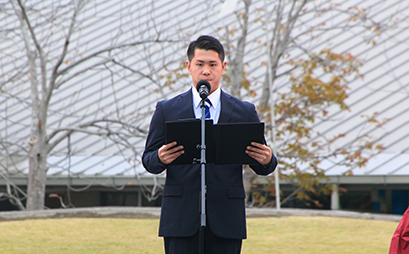 開祭式で挨拶する大学祭実行委員長の石橋岳久さん（経営情報学部３年）