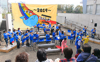 大学祭を盛り上げた吹奏楽団