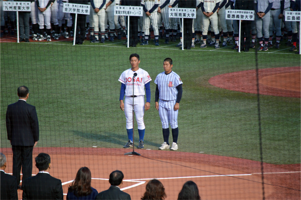 選手宣誓する梅田主将（左。右は高校の部代表の白樺学園高等学校・業天汰成主将）