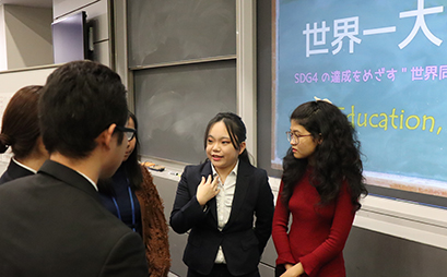 『世界一大きな授業』に参画した国際開発研究会の学生たちのディスカッション