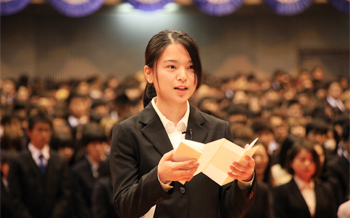 新入生代表宣誓をおこなう内山一穂さん