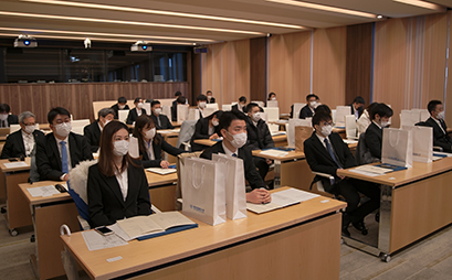 東京紀尾井町キャンパスでも式典の様子を中継しました
