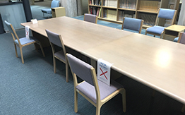 図書館では椅子の数を減らし、間隔を確保