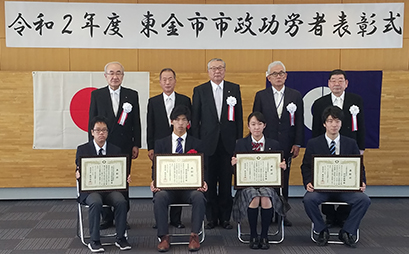 ほかの受賞者とともに、鹿間陸郎市長（後列中央）と記念撮影する村上公康さん（前列左から２番目）