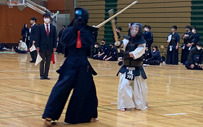 女子個人戦で３位入賞の及川杏樹選手（右）
