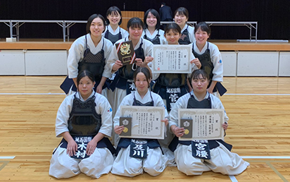 女子団体戦で準優勝した１、２年生チーム