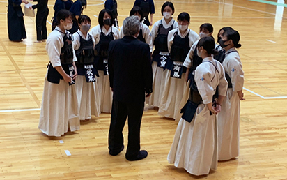 今井英雄監督（中央）の指導を真剣な表情で聴く選手たち