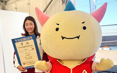 2018年の「福井国体セーリング競技会」で、７位の賞状を手に大会マスコットキャラクターの「はぴりゅう」と記念撮影
