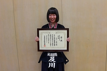 優　勝　 及川　杏樹　経営情報学部総合経営学科　1年　 （出身校：盛岡南・岩手）