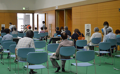 本学との連携で接種が進む会場で、順番を待つ東金市民の方々
