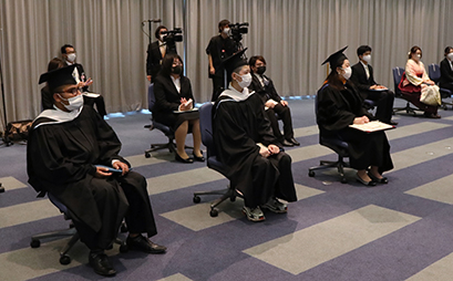 真剣な表情で祝辞に聴き入る代表学生
