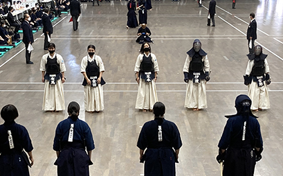 ４回戦で筑波大学との対戦に臨む女子剣道部（奥）
