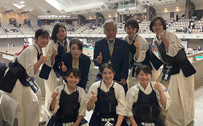 試合を終え、記念撮影する出場選手と下田清美監督（後列左から３人目）と今井英雄師範（後列左から４人目）